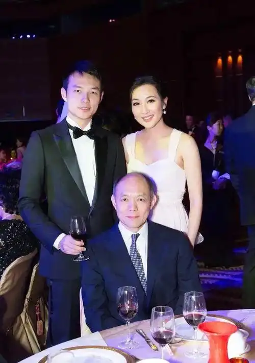 看了章子怡前男友的近照才知道最美港姐朱玲玲的基因有多强大