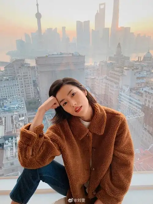 刘雯多套look示范秋冬穿搭 黑外套配黑墨镜高冷气质满分