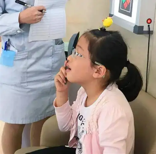 带到医院验光检查发现双眼1000度的高度近视,真的是吓坏了家人