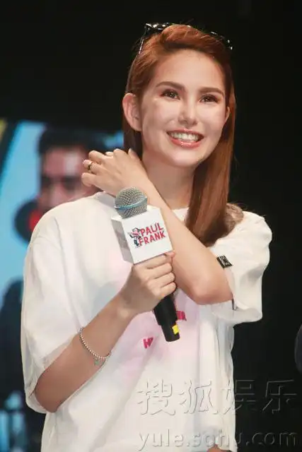 昆凌t台大秀猫步撩发妩媚 透露与周董小周周穿衣经满脸甜蜜