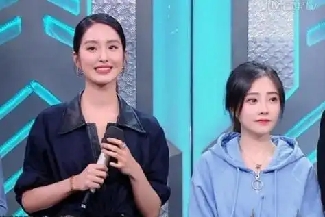 27岁冯提莫这双腿有多矮看见她和杨采钰同框身高太尴尬