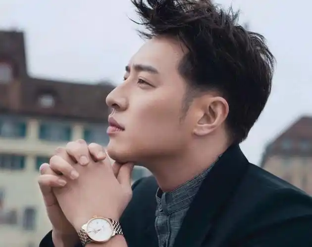 潘玮柏带上手表拍时装,有了一点成熟的味道