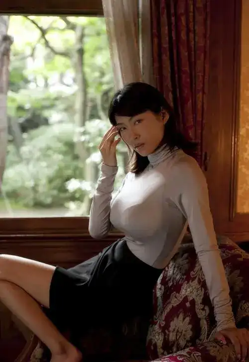 衣服遮不住的硕大巨乳美女少妇居家大胆温柔大胸诱惑写真图片