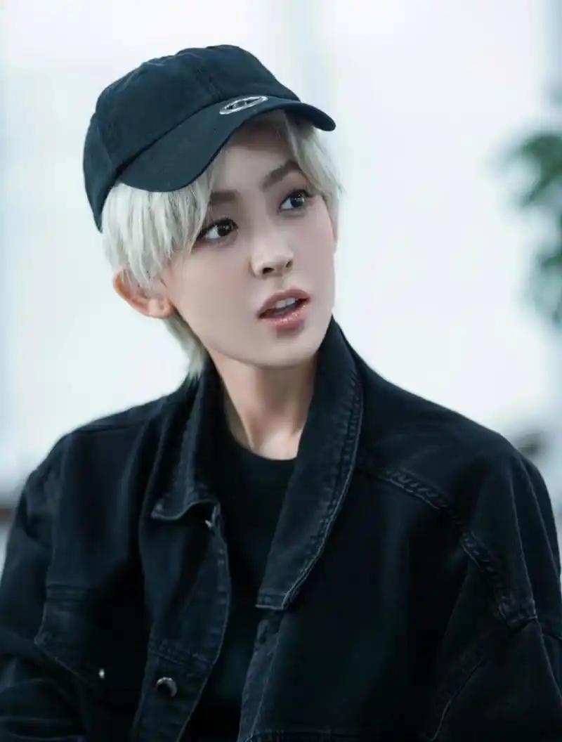 娜扎录综艺银色短发造型出炉,加上一顶帽子显得脸型更加小巧精致,是