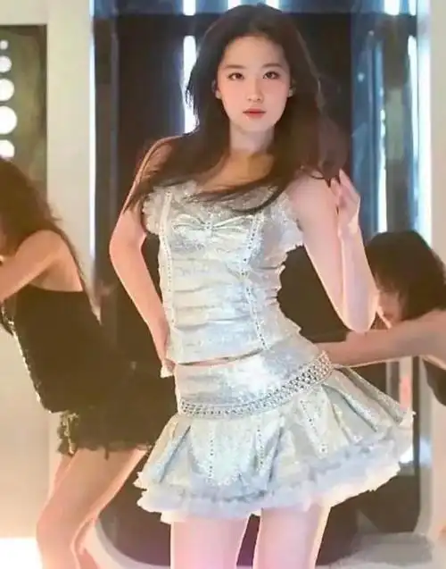 刘亦菲19岁"热舞照"曝光,穿短裙尽显大长腿,真是360度无死角