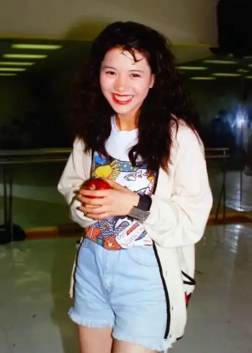 好命的袁咏仪19岁成名蝉联金像奖影后被张智霖独宠30年