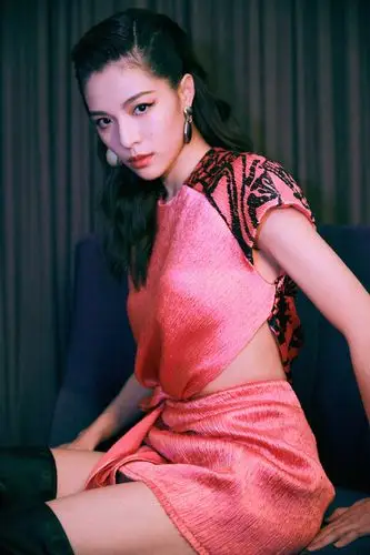 钟楚曦电影嘉年华摩登性感写真图片