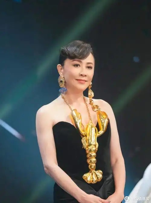 梁朝伟六封影帝刘嘉玲穿76万龙虾群替夫领奖余香凝30岁拿下金像奖影后
