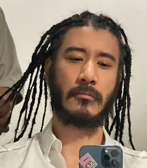 45岁王力宏近照曝光,留络腮胡扎脏辫,被网友调侃成狂野男孩了