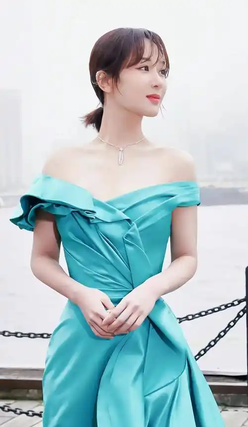 杨紫瘦下来可真美,穿一字肩礼服秀天鹅颈,小细腰大长腿好迷人_连衣裙