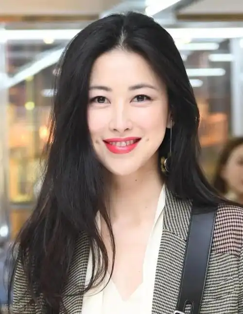 近日,演员朱珠在社交平台上开启了自己的第一次直播,朱珠在直播里表示