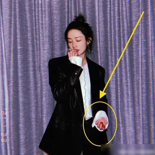 李沁怼脸自拍手指甲太不讲究网友忘记自己是女明星了