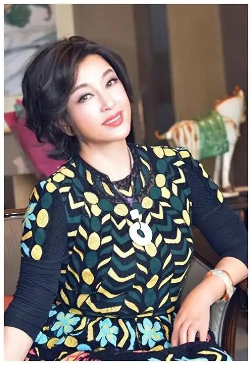 70岁刘晓庆:四段婚姻无子,把外甥当儿子养了半生,晚年靠他支撑