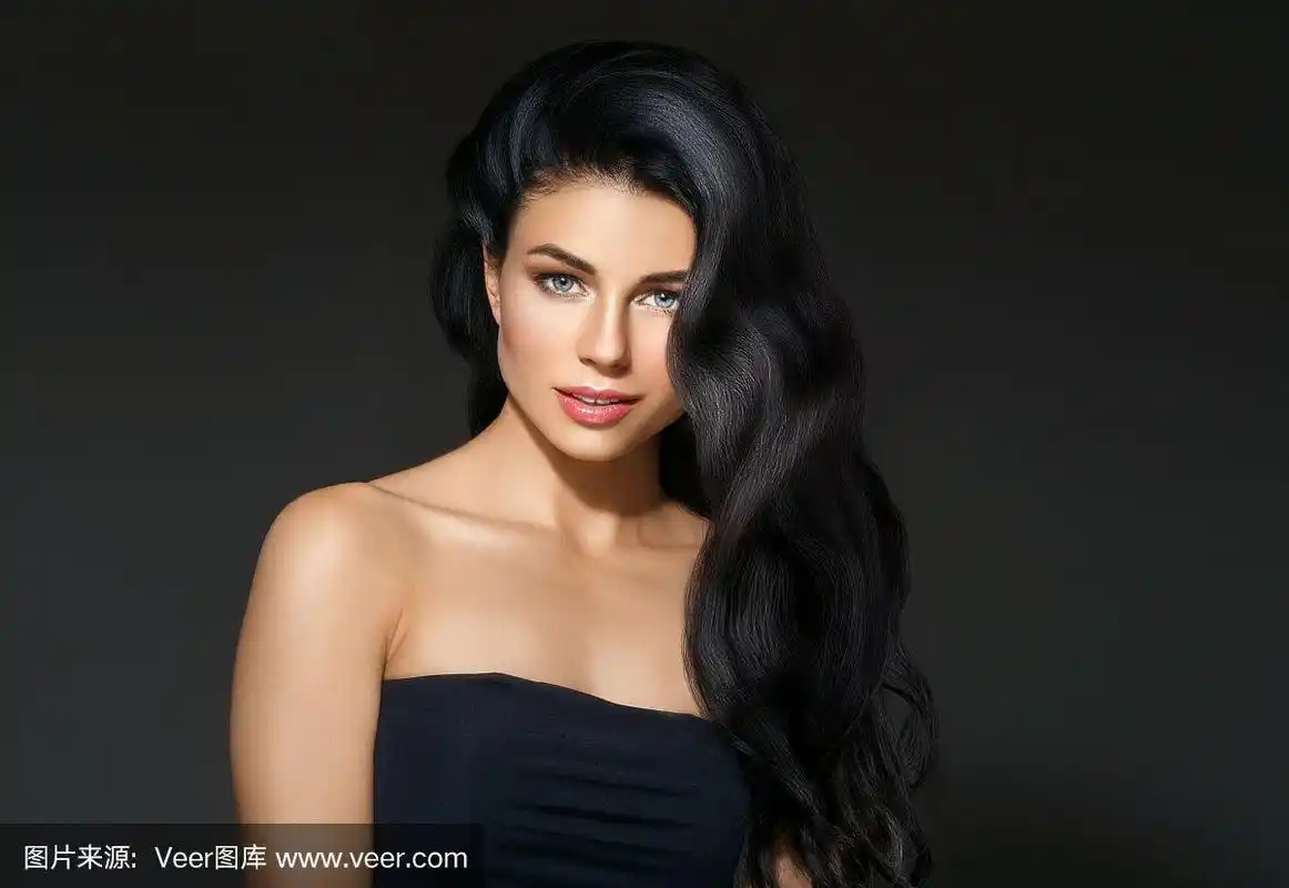 美丽的黑发发型时尚肖像与美丽的长黑发在黑暗的背景