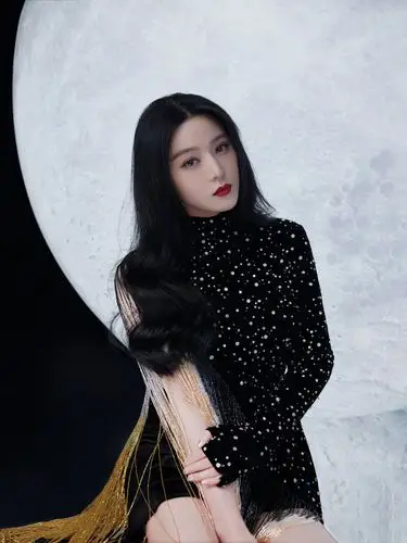 范冰冰穿恨天高高跟鞋出席活动,人美身材好,丝毫不像即将步入40岁的