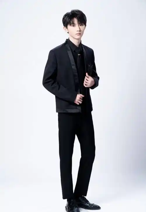 决赛中崭露头角,被老哥要微信_马嘉祺_黑色_西装