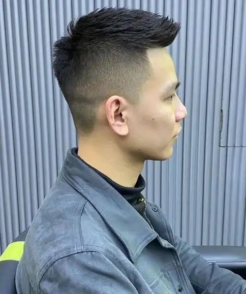 刘海微微翘起来,或者先中间集中,就形成飞机头的造型效果