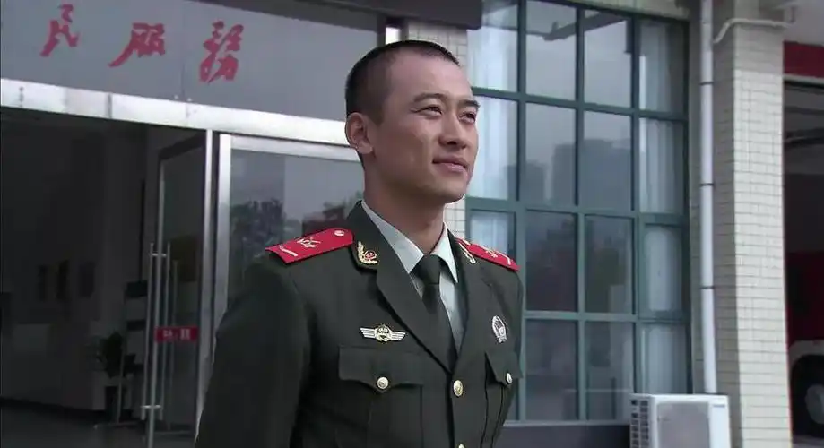 海报剧照剧情:沈笑为了向高中的同学和老师证明这个世界上除了上大学