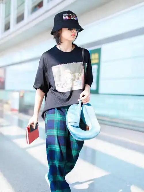 女明星穿搭|张子枫机场穿搭有个性 t恤配阔腿裤高级精致