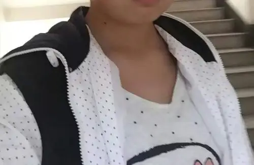 为什么一样13岁的女孩有的穿小背心有的却带胸罩