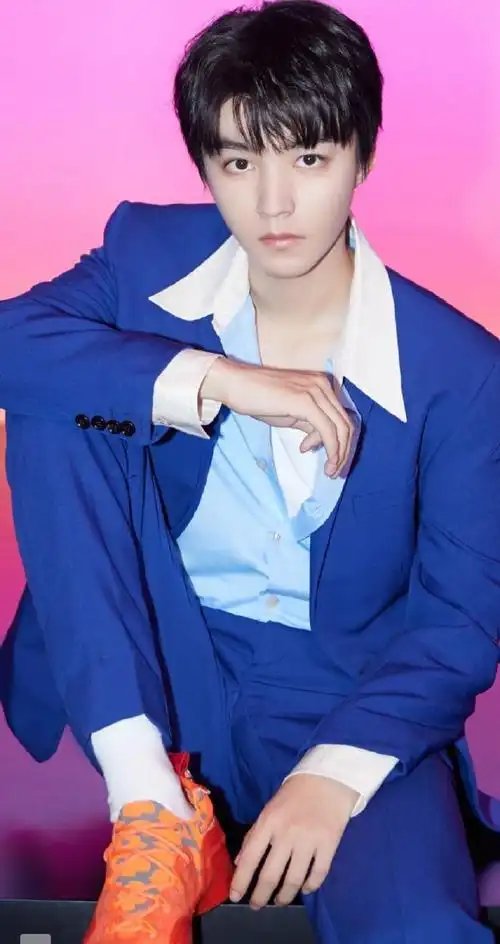 王俊凯复古摩登造型#王俊凯今日份派对新图96还有一套蓝色西装!