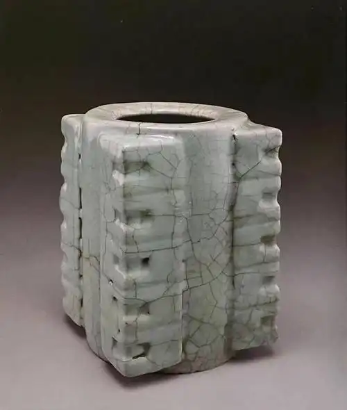 今天我们就来鉴赏一下南宋时期青釉宋官窑青釉琮式瓶!