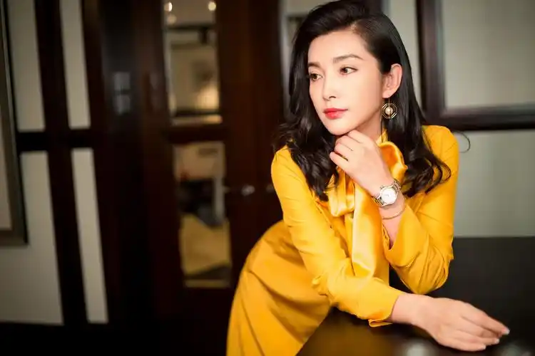 时间与爱同行 宝齐莱全球形象代言人李冰冰用love诠释女性力量