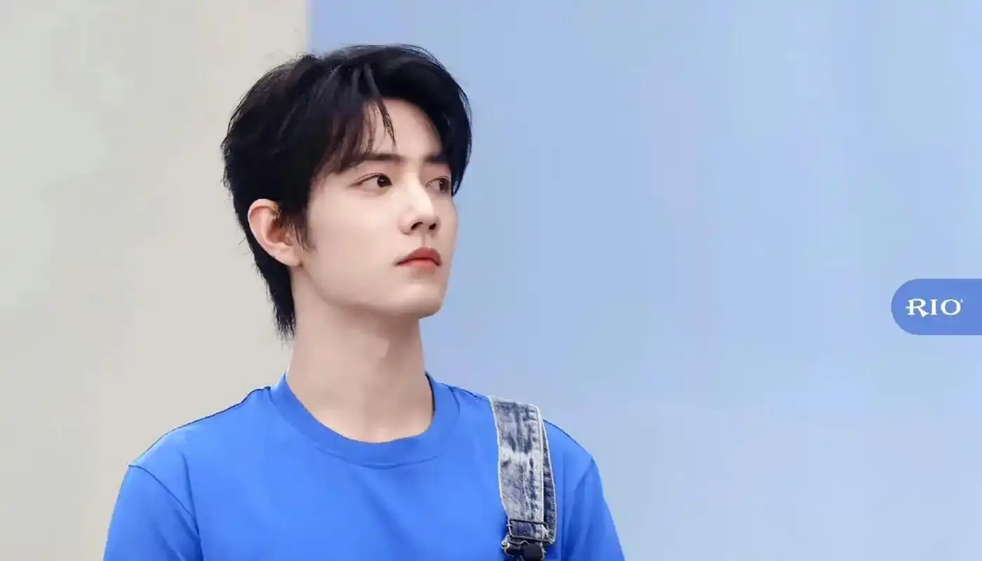 肖战的治愈系笑容暖似骄阳,戏中他用演技征服观众, 戏外他用笑容带来