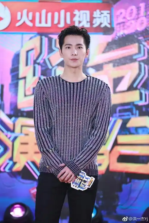 杨洋超话#杨洋我的人间烟火#大背头真的很显骨相