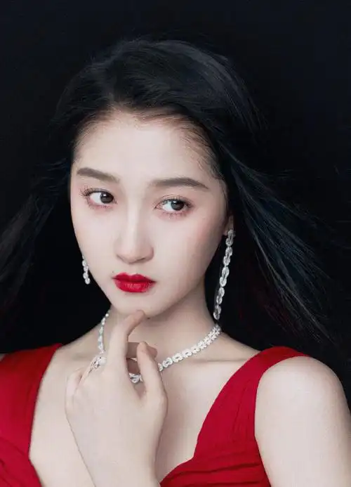 关晓彤飘纱开衩红裙