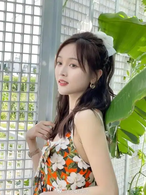吴宣仪穿印花吊带裙配高马尾清新俏皮