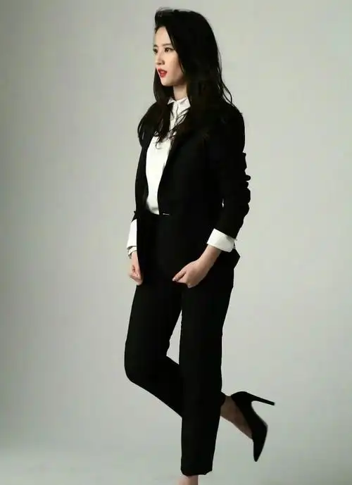 刘亦菲穿的是一双黑色的高跟鞋,黑色西装配黑色高跟鞋很正常,但是一般