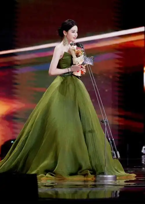 迪丽热巴的胸刘亦菲的腿杨采钰的腰这些中年女星简直迷死人