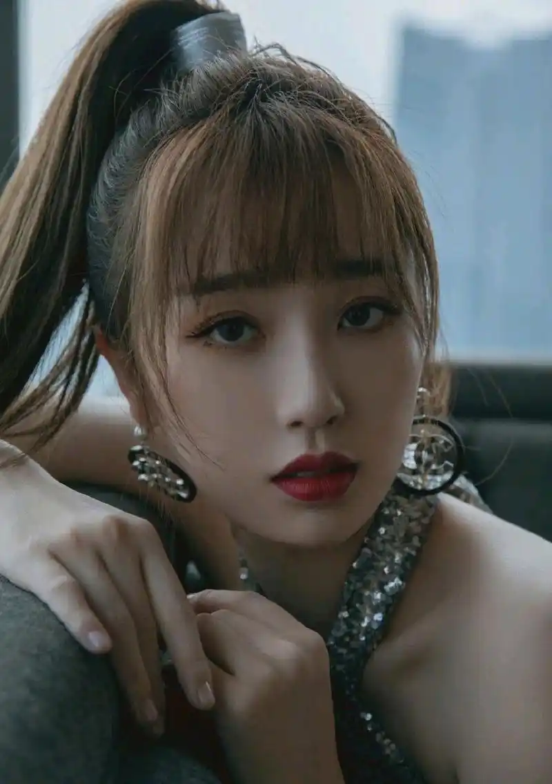 虞书欣时尚感爆棚,穿银色亮片连衣裙配高马尾洋气精致,成熟大气