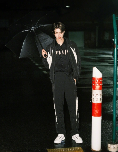 黄明昊晒雨夜街头大片,黑白工装风套装出镜,聚焦俊逸少年魅力