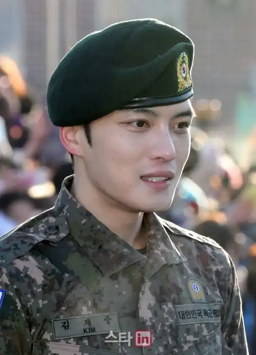 宋仲基金秀贤rain玉泽演俞承浩 韩国男星军装照"帅出天际"【组图】