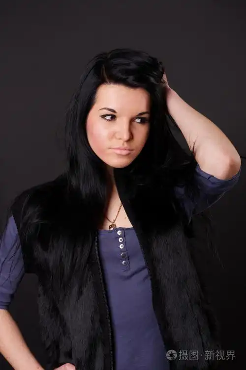 性感黑色背景上的黑发