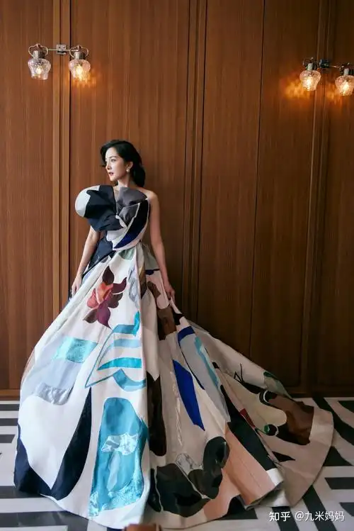 群星荟萃,2021时尚芭莎慈善晚宴共募得善款1023万元,真不少!