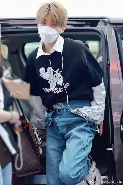 黄明昊背带裤穿搭