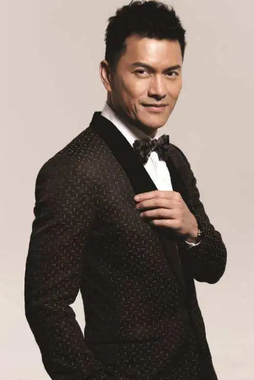 吕良伟:一婚娶周海媚,二婚娶邝美云,为何三婚娶了女富婆?