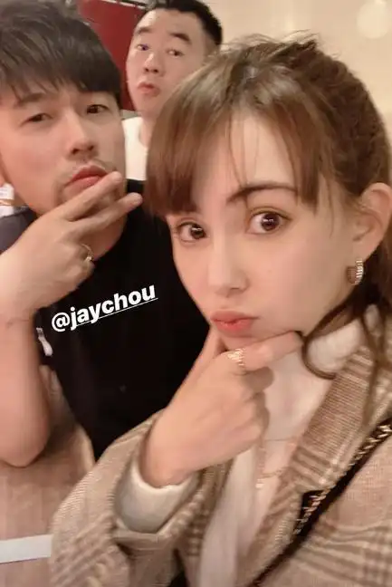 昆凌晒与周杰伦的合照秀恩爱,但也拯救不了新片票房