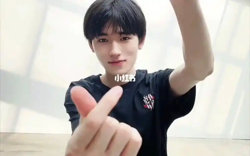 快去高会看比心轩轩,太好看了#宋亚轩  #时代少年团宋亚轩