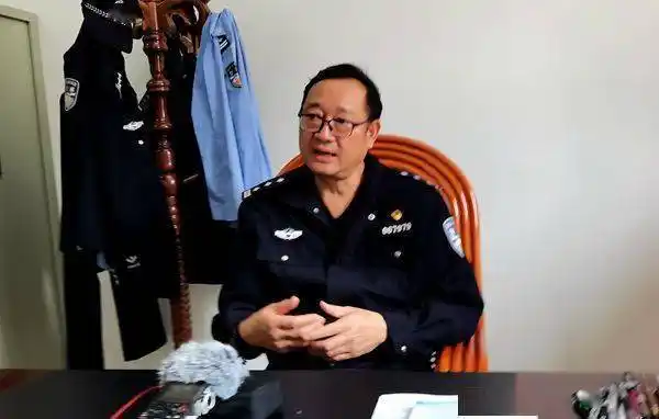 曾担任香港回归中英防务交接仪式中方指挥官的军转干部谭善爱接受总台