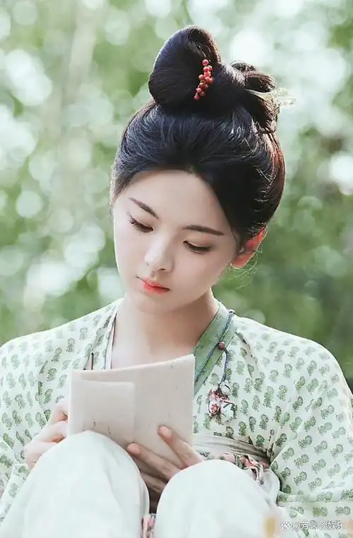 杨超越:古装好绝的一张脸,一双深邃的眼眸,为她加分不少