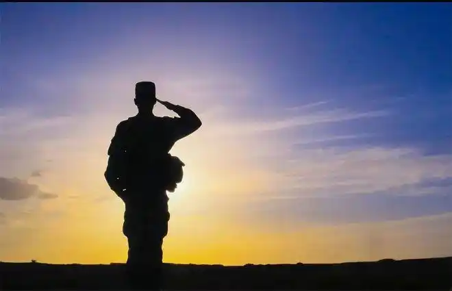 吹响军号(王文周 摄)他们用冲锋的姿态彰显了军人本色余晖染霞漫暮天