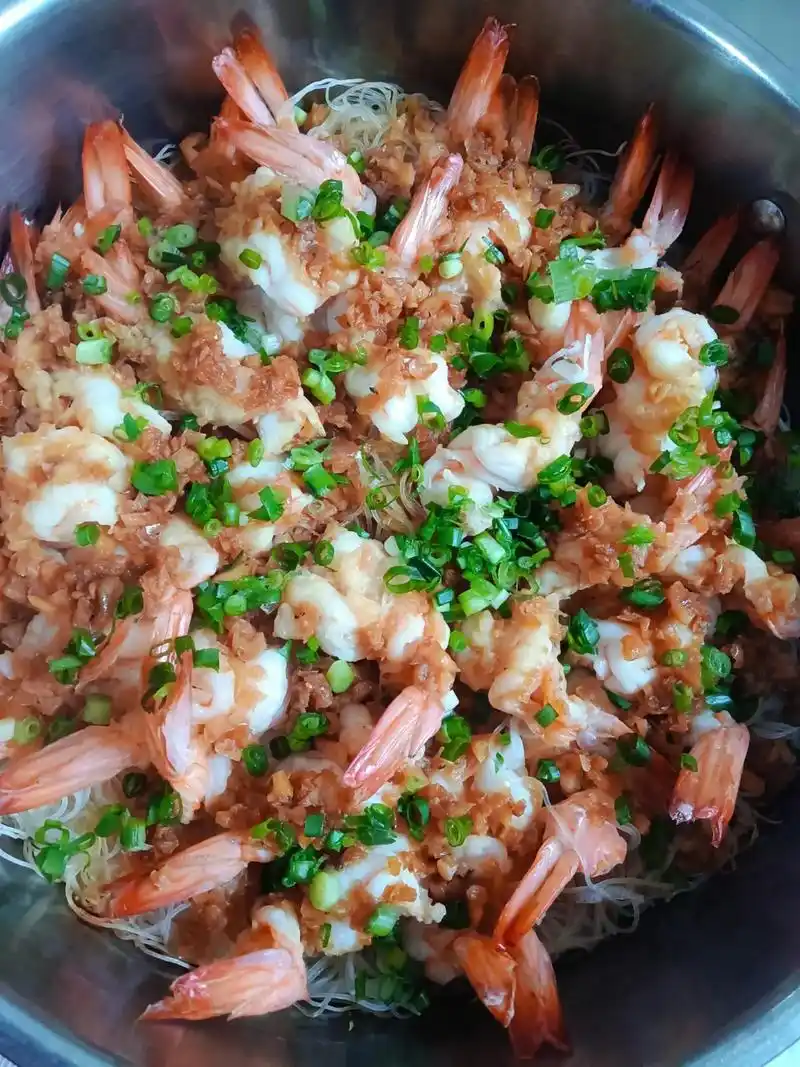 蒜蓉粉丝虾孩子的最爱,好吃是好吃,就是剥壳,开背,抽虾线太费时