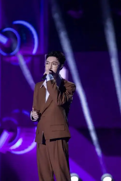 张艺兴跨年燃爆舞台 巨龙特效再现酷炫表演