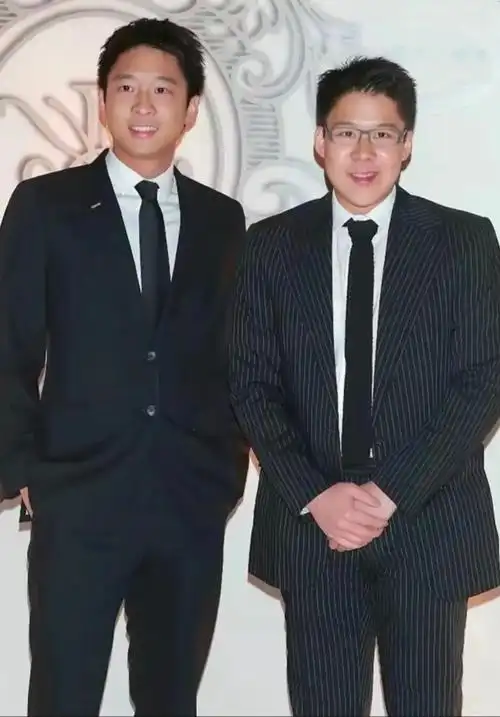 霍启刚与弟弟霍启山童年时的旧照,两人小时候好亲密.