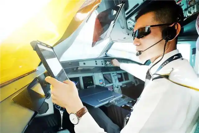 机长头顶的这么多按钮都是干啥用的网友学会了飞机上哪领