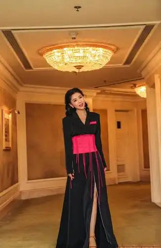 原创李小萌的"美"太迷人了,穿一字肩连衣裙配大背头,甜美又优雅